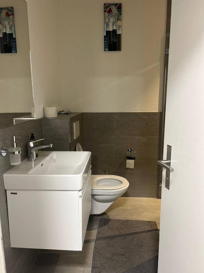 Basel-Stadt Gundeldingen Zimmer 401, Wc In The Hallway, Outside The Room Exterior foto